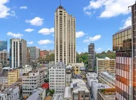Gorgeous Cityscape CBD Abode w Aircon, Pool, Gym