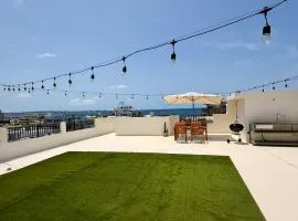 Off The Wall Lodge Chatan