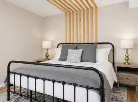 New! Cozy 1BR Upper Unit in the Heart of Roseville