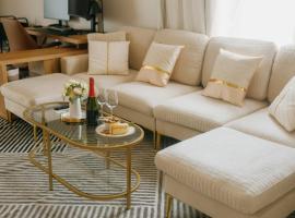 New Modern 3BR • Gym • Workspace • Quiet Location, hotel sa Chicago