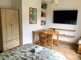 Relaxing Large King Room l 55inch TV l With Garden View
