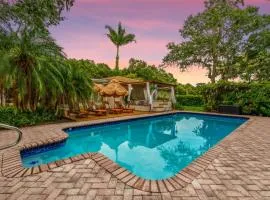 9BR Htd Pool • Hot Tub• Golf Sim• Games
