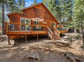 Tahoe Donner Cabin Level Driveway Sleeps 8 Decks Close to Ski & Trails – hotel w mieście Truckee