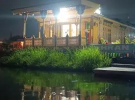 Tehran House boat