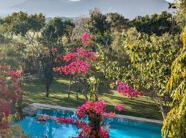 PushkarOrganic - Lux farm resort with pool, hotelli kohteessa Pushkar