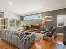Art Deco Bungalow in Moss Vale Sleeps 8