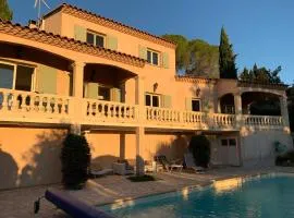 Villa avec piscine et jardin * Sommieres *