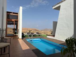 Private villa with pool in the mountains، فندق في Pájara