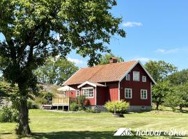 Villa with sea plot, pier and boathouse in Edshult SE09172, hotell i Hälleviksstrand
