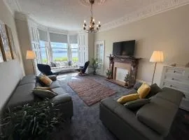 Prime Dundee West End 3BR Apartment, Stunning River Views, Sleeps 6