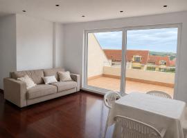 Atico con terraza al mar, hotel u gradu Mogro