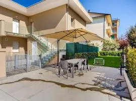 Elegant apartment with large garden and parking