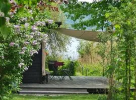 Seegrundstück mit Hütte & Ruderboot