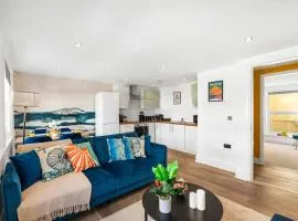 Central Lanes 2BR Apt Sleeps 7 City Views