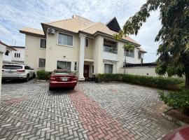 4 BEDROOM VILLA DUPLEX - in Lekki Phase 1, hotell i Ilado
