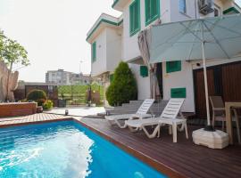 Yeşil Panjurlu Bahçeli Villa, hotel v destinaci Nilüfer