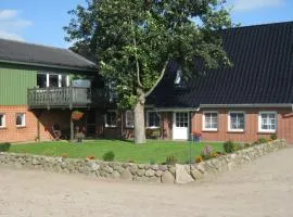 Clausen - Ferienwohnung mit 4 Schlafzimmern, 2 Bädern, Aufenthaltsraum mit Kamin und Garten