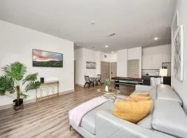 Luxury 2BR Retreat with King Beds Fast Wiff Resort Pool