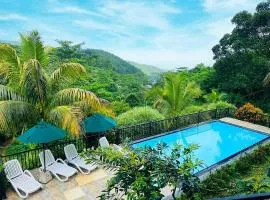 Grand Hills kandy