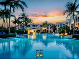 Vacay Vibes at Mariners Club- Luxury Home in Oceanfront Resort with Pools, Pickleball & Marina – hotel w mieście Key Largo