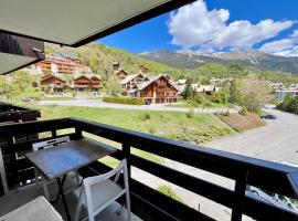 Appartement T2 avec balcon vue sur la montagne - Serre Chevalier Chantemerle Saint Chaffrey - linge de maison non fourni: Saint-Chaffrey şehrinde bir otel