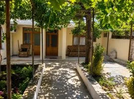 Private Garden House -Central Permet