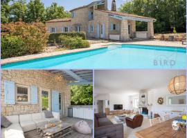 Superb stone villa in the heart of the Pays de Fayence, готель у місті Кальян