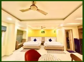 SEA BEACH HOTEL - Fully Air Conditioned - RO-BE-INN - PURI - Near Shree Jagannath Temple - Golden Beach - Light House Beach, Lift, Restaurant ,Parking, Free Wi-Fi , near P A R K Guest House ! Premium Rooms With Family Retreat