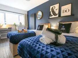 Spacious Luxury House with Smart TVs, Fast WiFi, Garden and Free Parking by Yoko Property