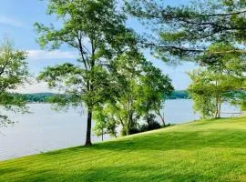 Riverfront Carriage House Cottage in Warsaw KY Apartment