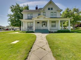 2 Mi to River: Historic Clarkston Home w/ Views! – hotel w mieście Clarkston