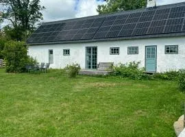 Kalkstenhus Nära Hoburgsgubben På Gotland