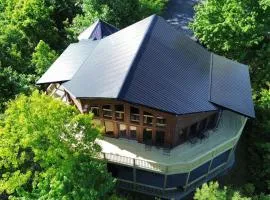 Luxe Cabin Sleeps 18 Hot Tub Deck Panoramic Views
