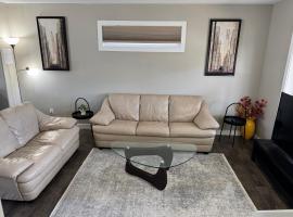 3 BDR - Bonus Room - King Bed - Garage - Near Airport, hotel v mestu Regina