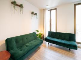 Spacious City Retreat with Balcony, hotel di Antwerpen