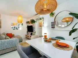 Modern 2BR Apt Balcony AC 15 Min to Cascais