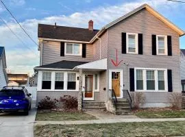 Comfy 2 Bedroom Apartment Close to Lake Erie