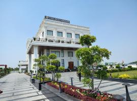 Ayodhya에 위치한 호텔 The Holy Awadh Hotel