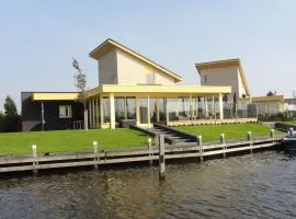 Vakantievilla Koudum met privé steiger
