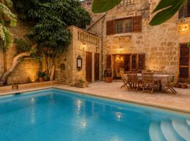 Charming 450-Year-Old House with Pool in Naxxar، فندق في ناسار