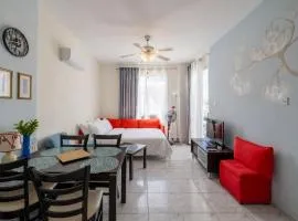 Cozy 1 bedroom apartment in walking distance to the municipal beach
