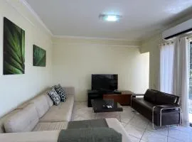 Apto no Centro de Guaíra com ar condicionado na sala e quarto