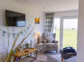 Sea View Holiday Chalet, access to sandy beach - Pets go free