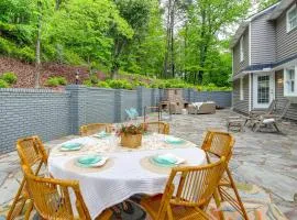 Walk to Main St! 4-Acre Family Escape in London