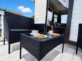 The Hemsbee Static caravan 117 Sandsgate Hemsby, Hotel in Hemsby