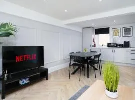 Modern 5 BED-2 BATH Apartment - by ViVi Stays Holiday & Contractor Stays in the UK