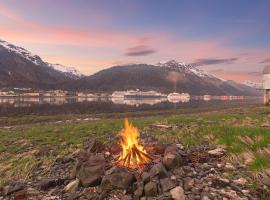 Group Getaway Oceanfront w Private Rocky Beach, hotel di Juneau