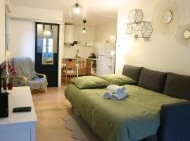 Studio with Terrace near RER A and L to Paris & La Défense