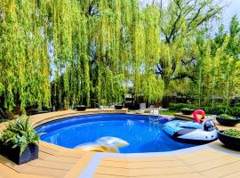 Waterfront Oasis with Pool, Hot Tub & Pet Friendly, hotel en Kelowna