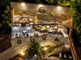 Guva Mangalem Boutique Hotel & Restaurant -Berat Old Town View, hotel i Berat